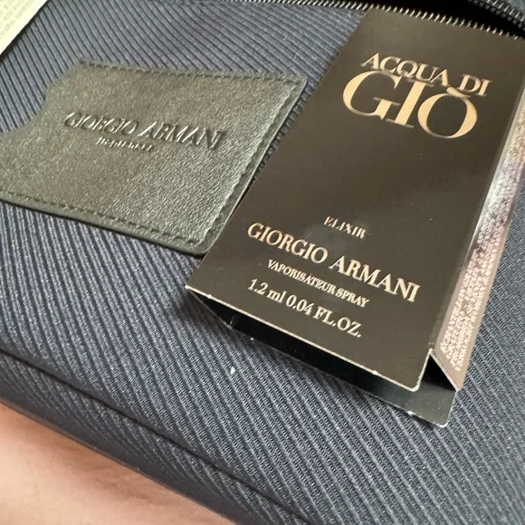 Armani toiletry bag with 2 samples + gift box - Picture 7 of 8